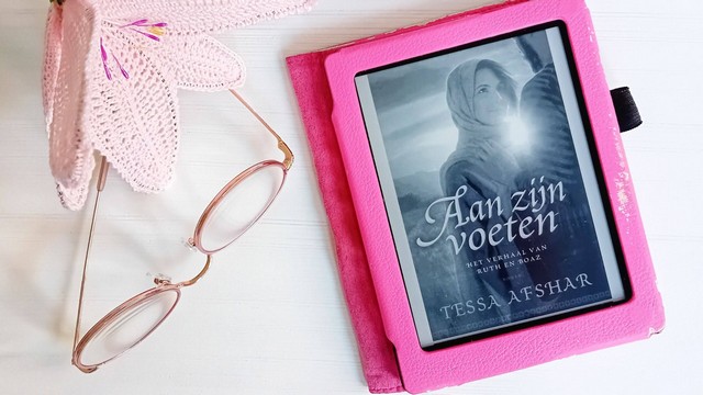 Boekrecensie: Aan zijn voeten – Tessa&nbsp;Afshar